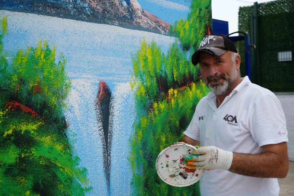 Kocaeli'nin Bob Ross'u İsmail Bayram sokakları renklendiriyor