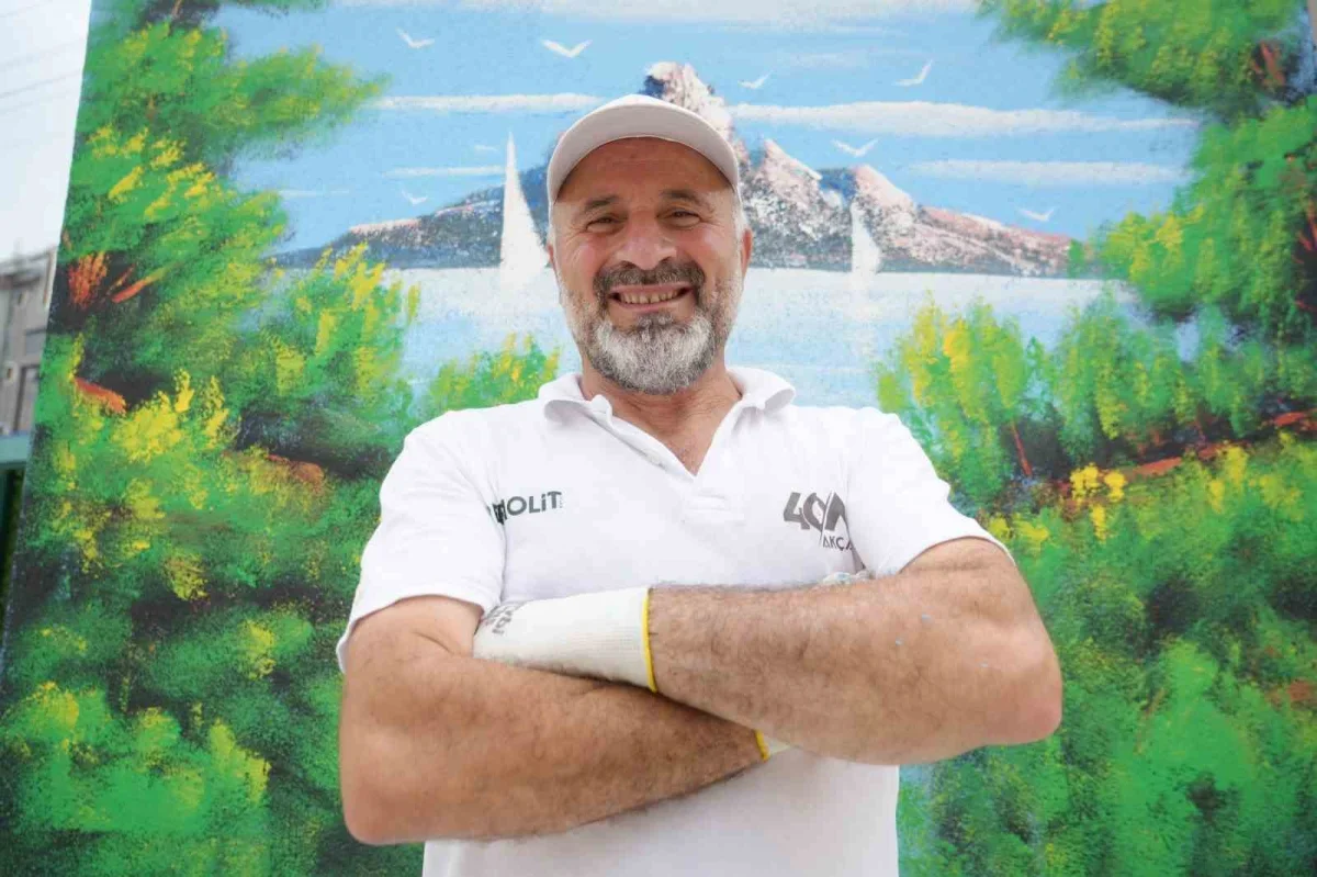 Kocaeli'nin Bob Ross'u İsmail Bayram sokakları renklendiriyor