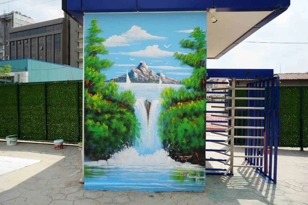 Kocaeli'nin Bob Ross'u İsmail Bayram sokakları renklendiriyor