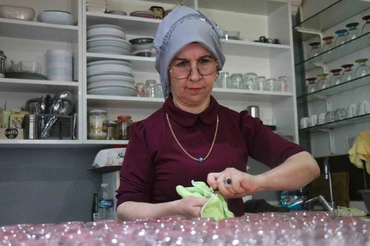 Nuran Aynur Sustan kıraathane işletiyor: 5 çocuk büyüttü