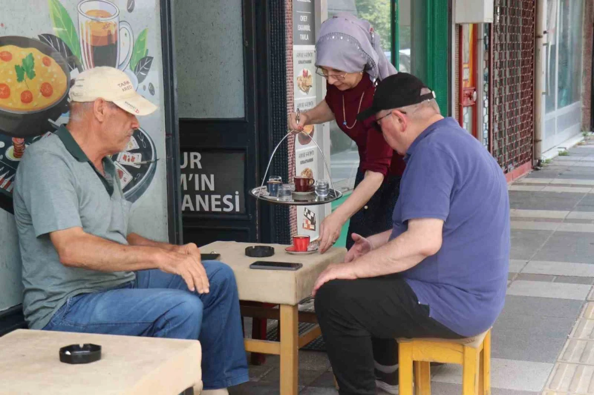 Nuran Aynur Sustan kıraathane işletiyor: 5 çocuk büyüttü