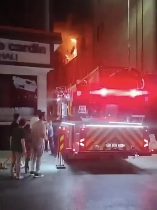 Bursa Yıldırım'da sigara unutuldu, balkon alev aldı