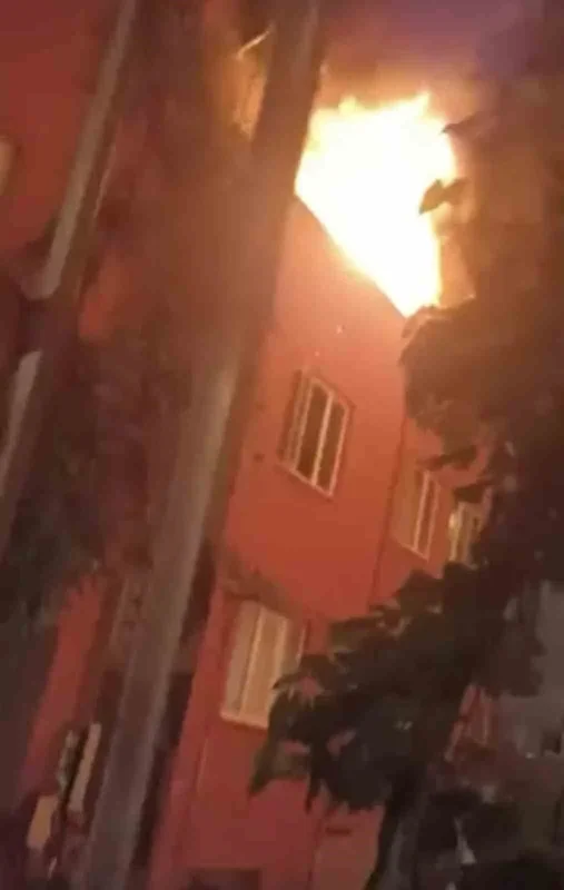 Bursa Yıldırım'da sigara unutuldu, balkon alev aldı