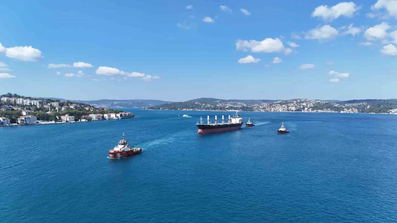 İstanbul Boğazı M/V New Victory geçişi için trafiğe kapatıldı