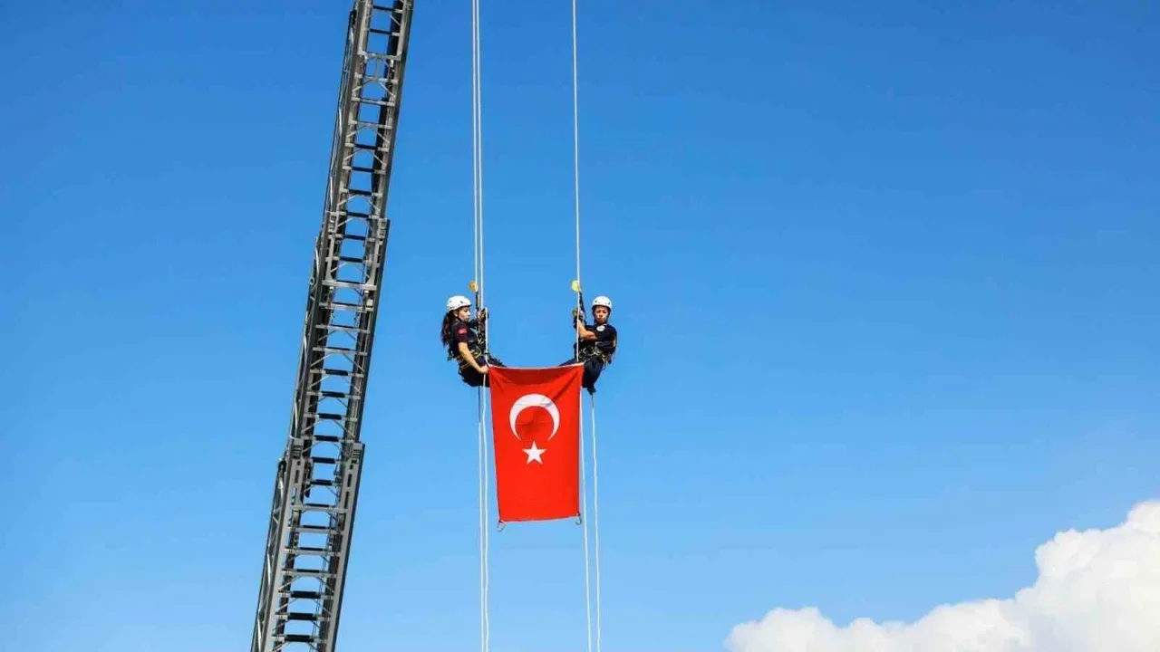 Bursa'da deprem tatbikatı: Türk bayrağı metrelerce yüksekte indirildi