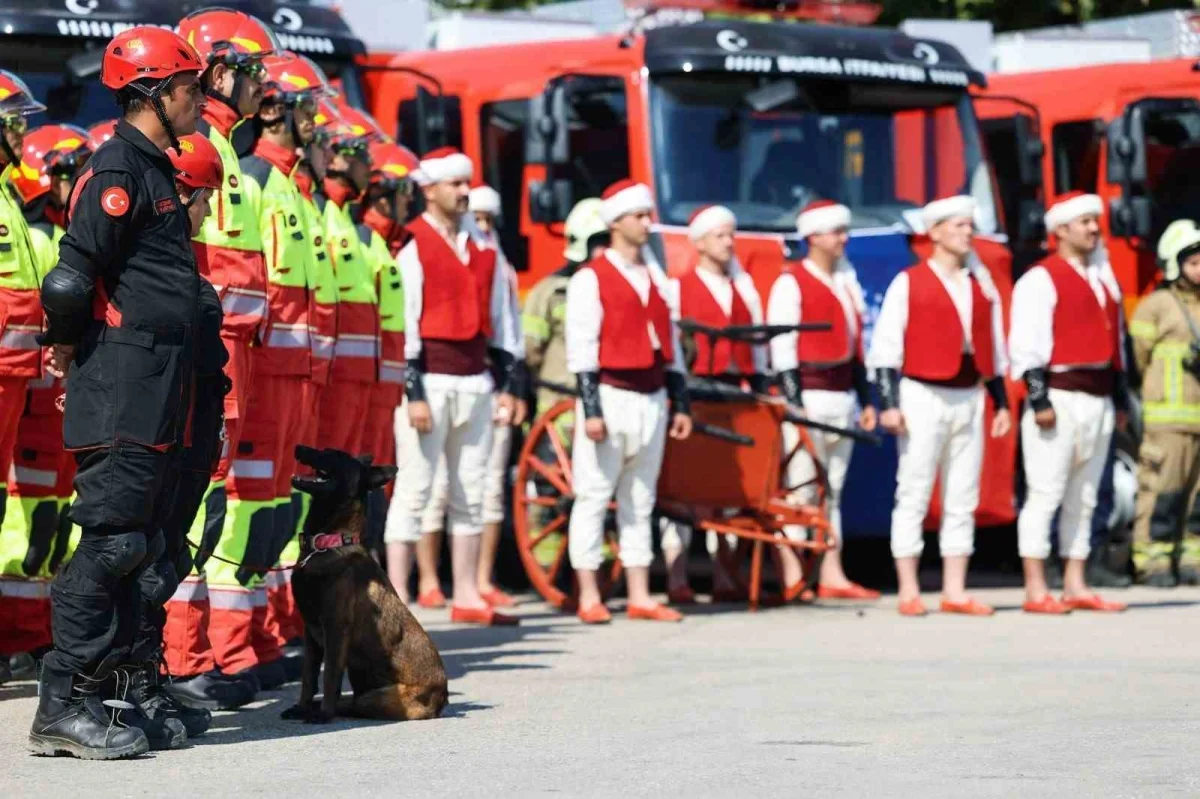 Bursa'da deprem tatbikatı: Türk bayrağı metrelerce yüksekte indirildi