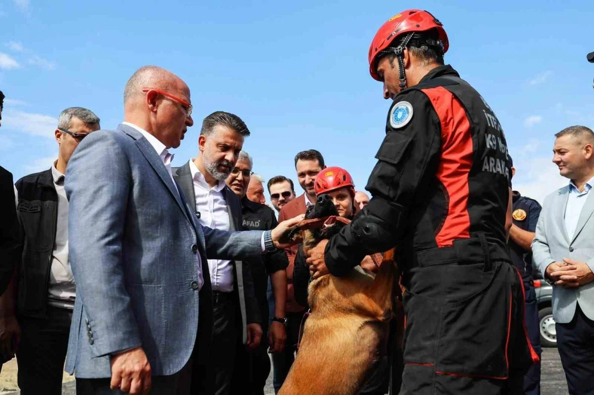 Bursa'da deprem tatbikatı: Türk bayrağı metrelerce yüksekte indirildi