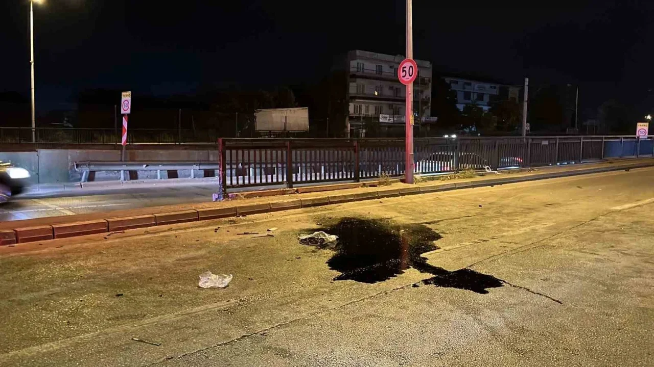 Bursa'da makas atan otomobil refüje çarptı: 17 yaşındaki sürücü öldü
