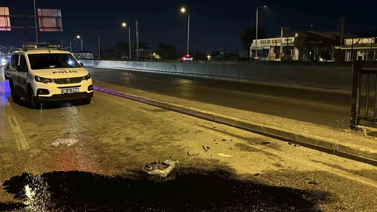 Bursa'da makas atan otomobil refüje çarptı: 17 yaşındaki sürücü öldü