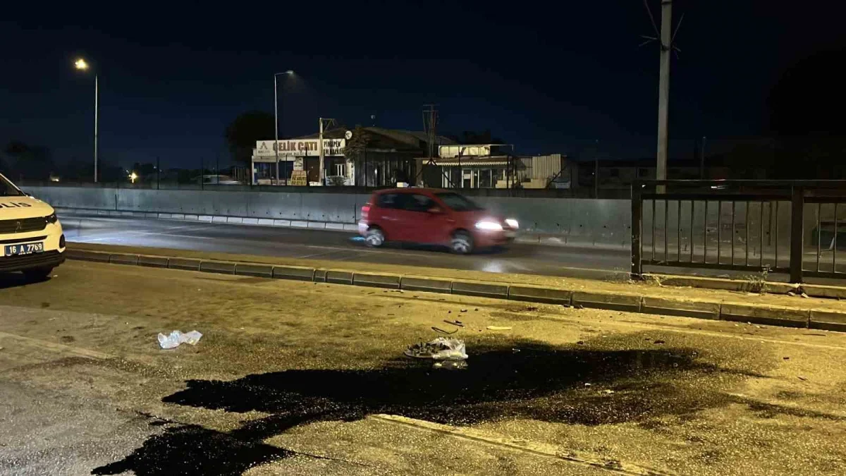 Bursa'da makas atan otomobil refüje çarptı: 17 yaşındaki sürücü öldü