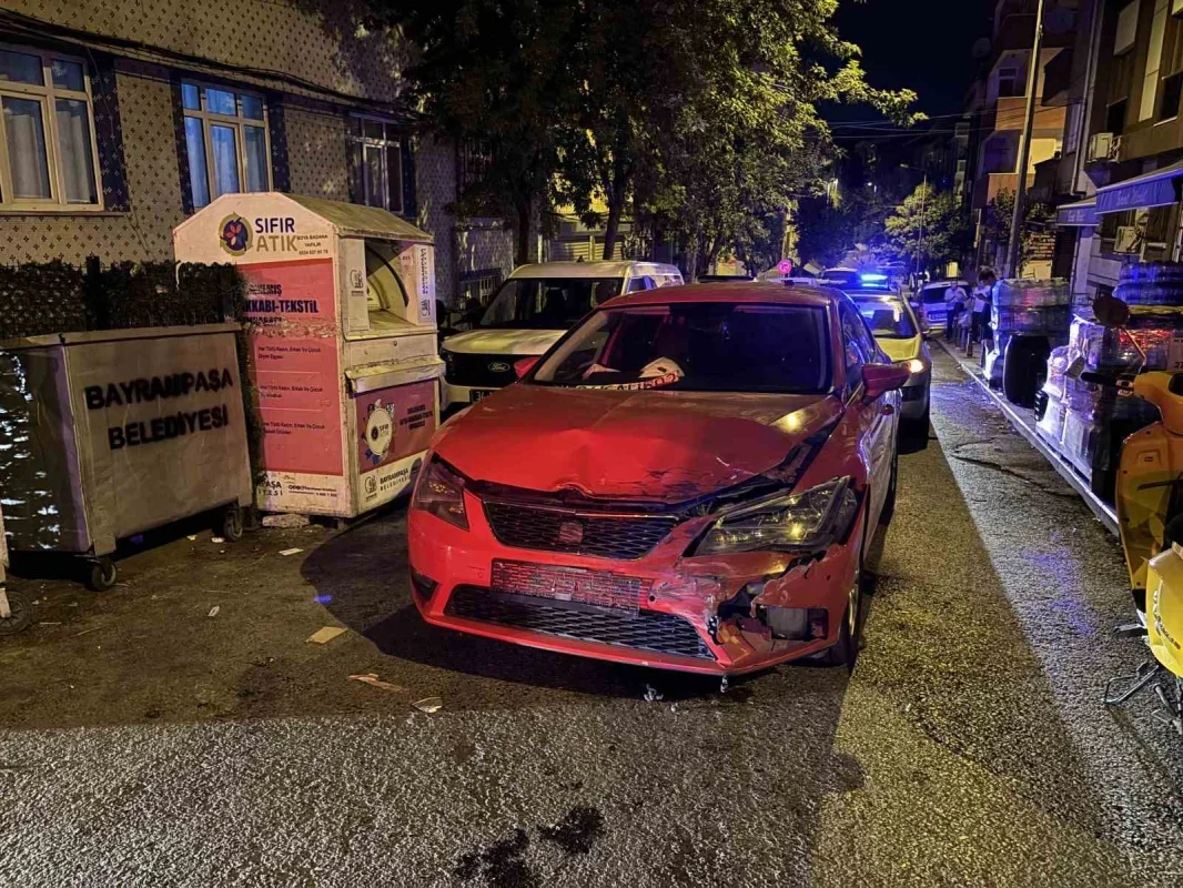 Bayrampaşa'da ambulans ile otomobil çarpıştı: 3 yaralı