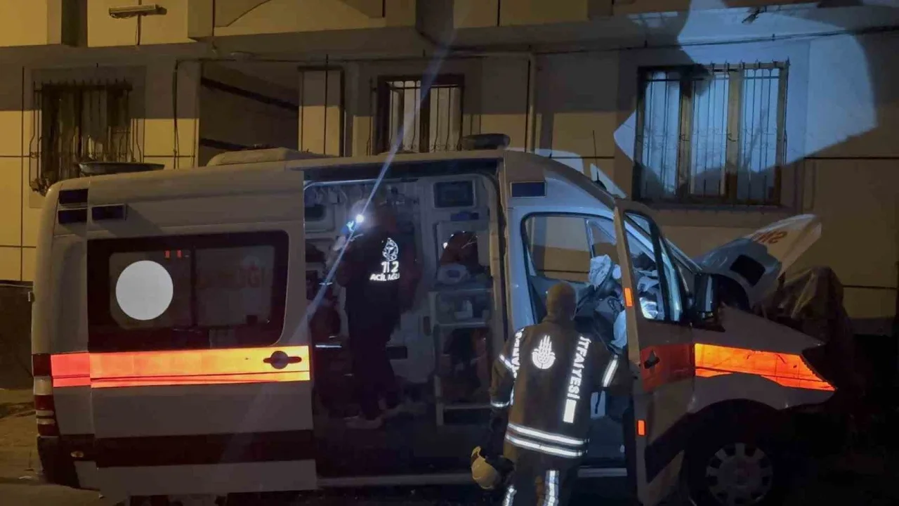 Bayrampaşa'da ambulans ile otomobil çarpıştı: 3 yaralı