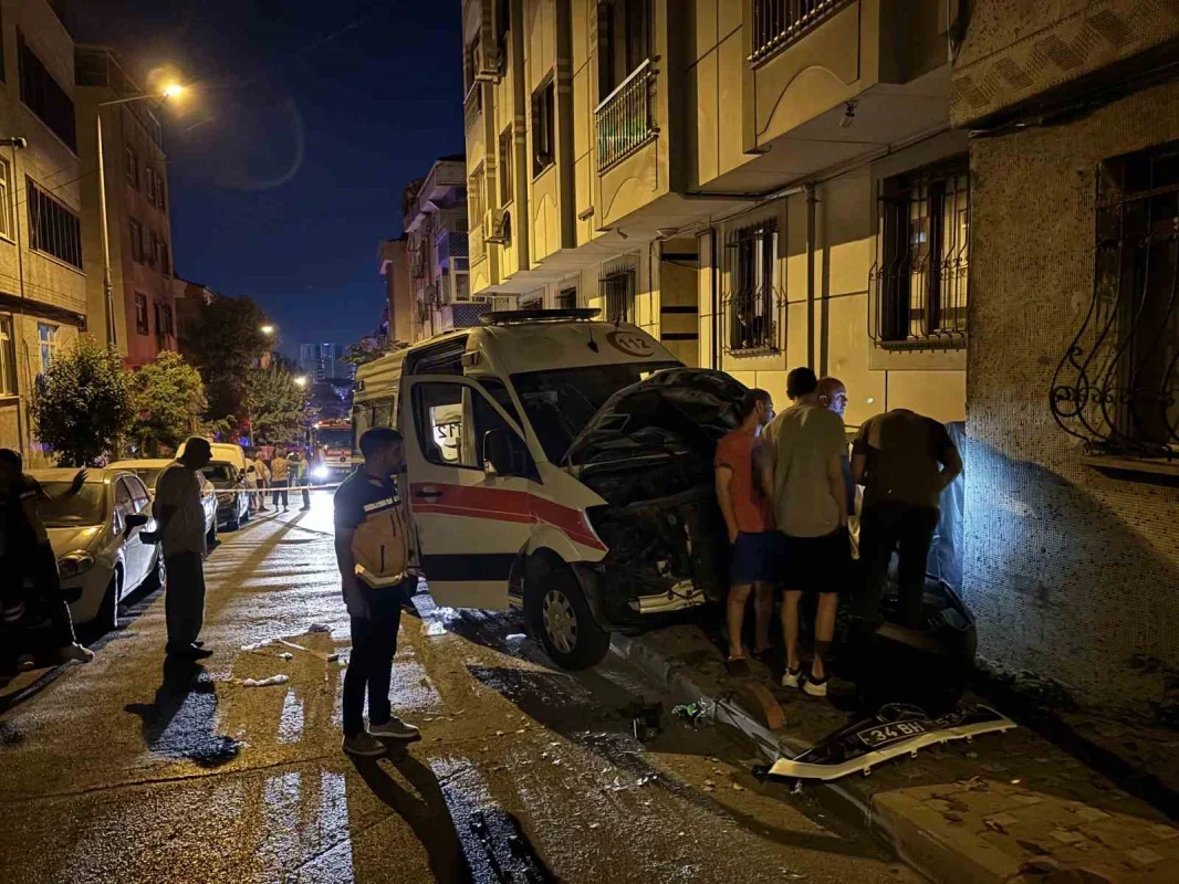 Bayrampaşa'da ambulans ile otomobil çarpıştı: 3 yaralı