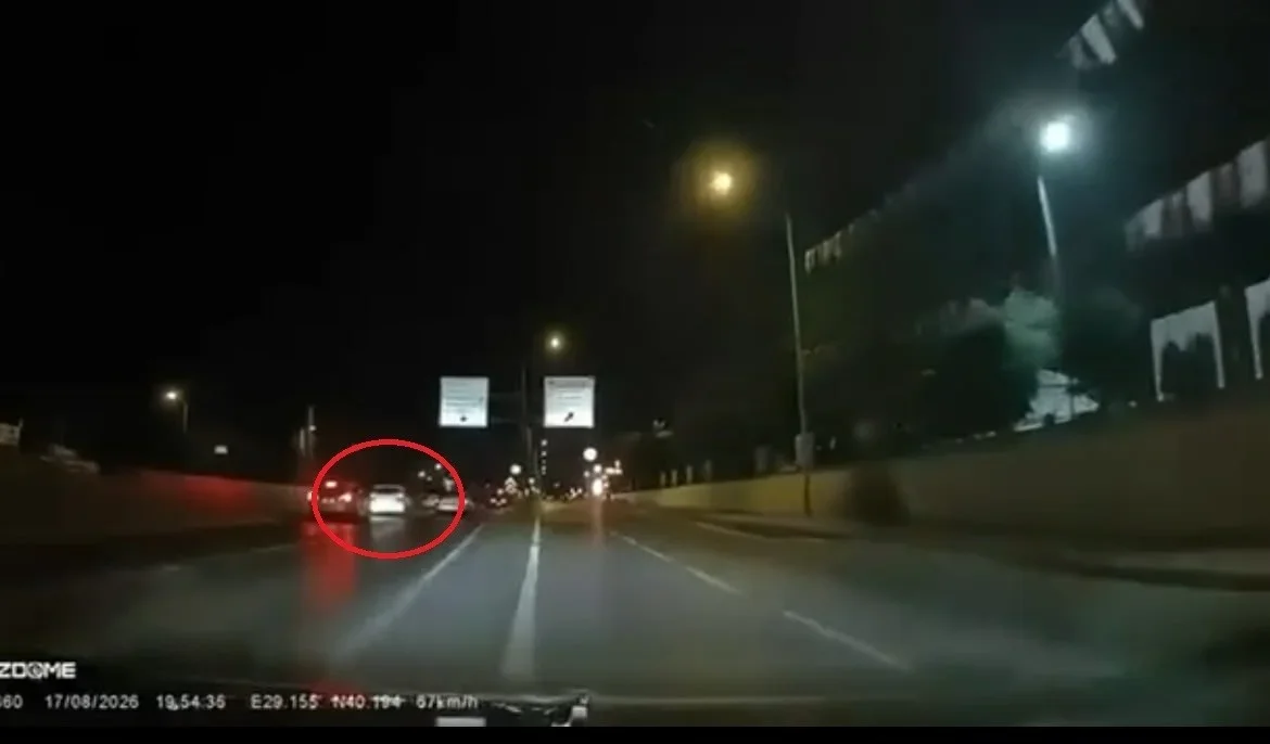 Bursa'da makas atan 17 yaşındaki sürücü refüje çarparak öldü