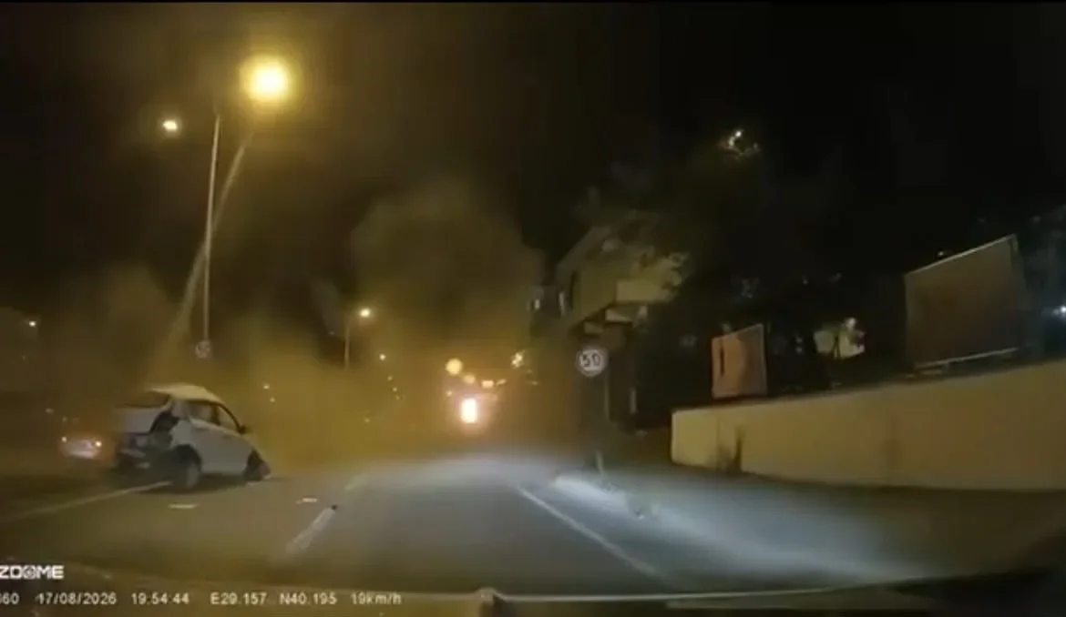 Bursa'da makas atan 17 yaşındaki sürücü refüje çarparak öldü