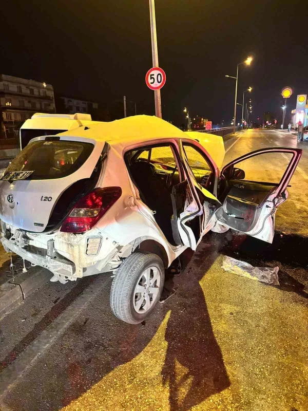 Bursa'da makas atan 17 yaşındaki sürücü refüje çarparak öldü