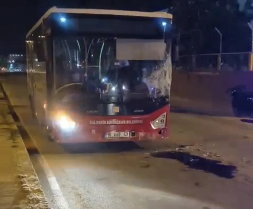 Bandırma'da ters yönde giden otobüs motosiklete çarptı