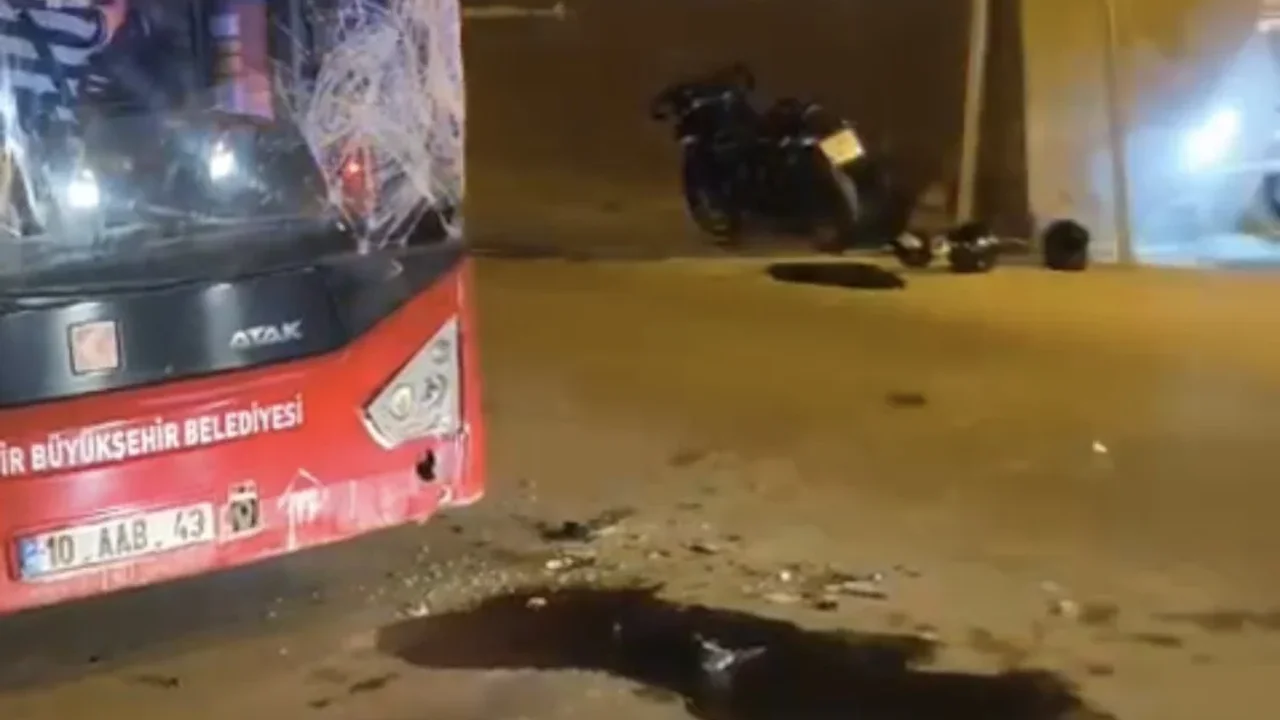 Bandırma'da ters yönde giden otobüs motosiklete çarptı