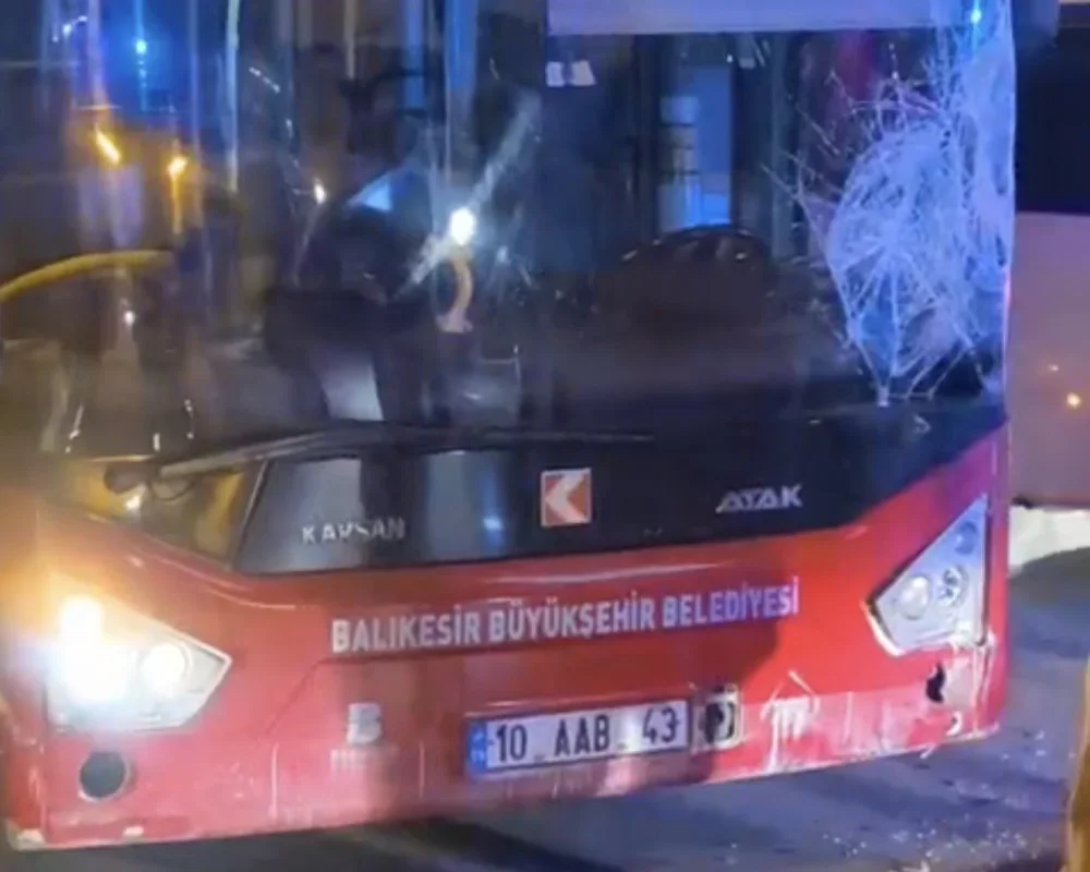 Bandırma'da ters yönde giden otobüs motosiklete çarptı