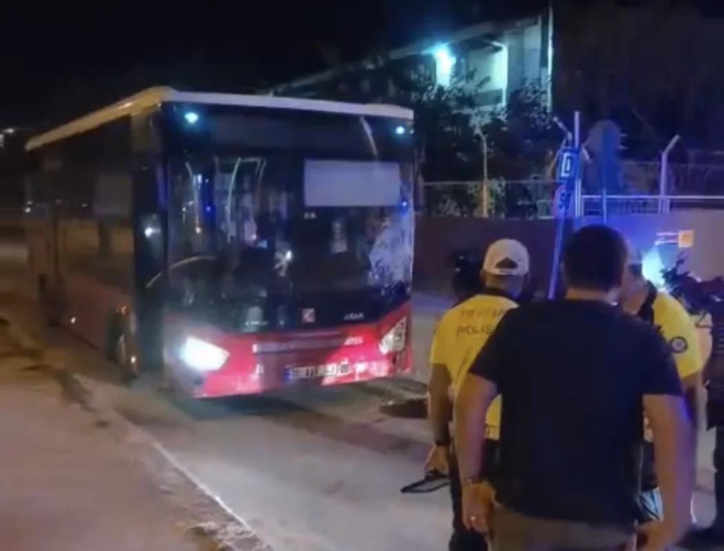 Bandırma'da ters yönde giden otobüs motosiklete çarptı