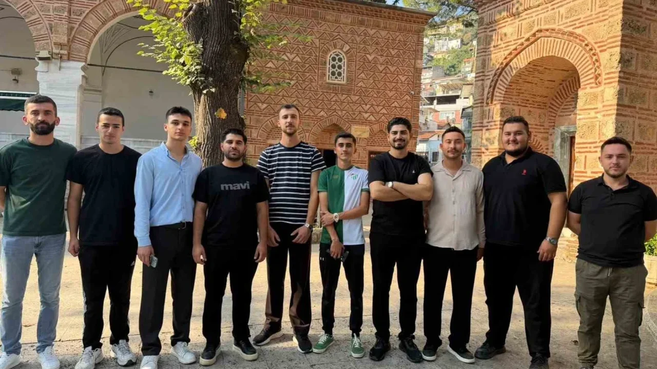 AK Parti Osmangazi Gençlik Kolları'ndan Hamzabey Külliyesi'ne vefa