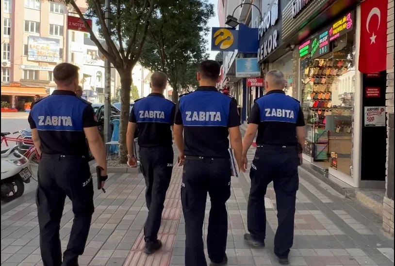 İnegöl'de zabıta ekiplerinden kaldırım işgali ve çevre kirliliği denetimi