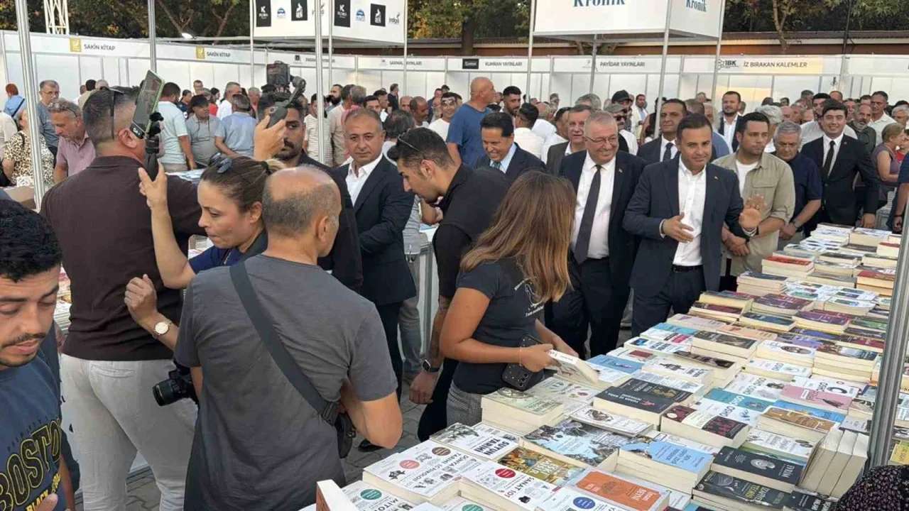 8. Edremit Kitap Fuarı Altınkum'da kitapseverlere açıldı