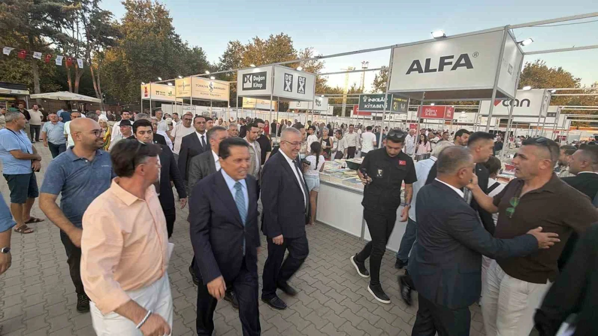 8. Edremit Kitap Fuarı Altınkum'da kitapseverlere açıldı