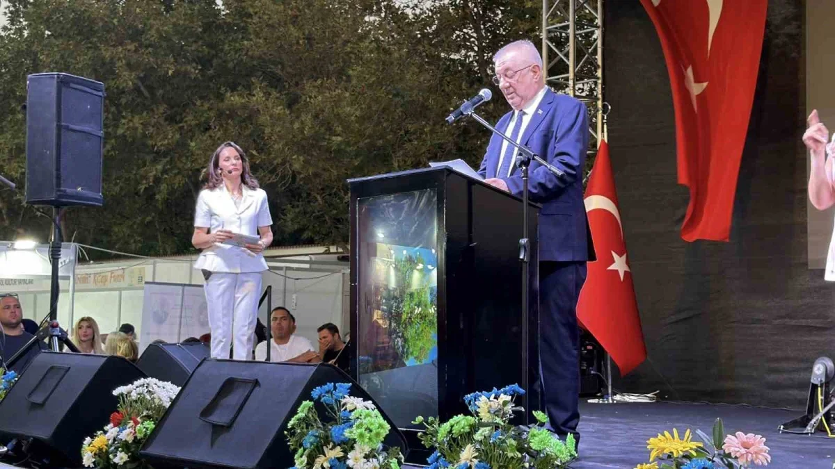 8. Edremit Kitap Fuarı Altınkum'da kitapseverlere açıldı