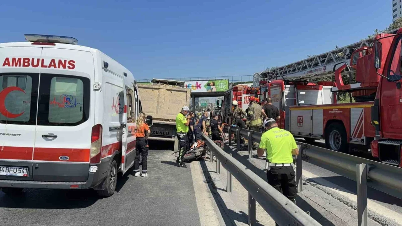 Bağcılar'da hafriyat kamyonunun altında kalan motosikletli öldü