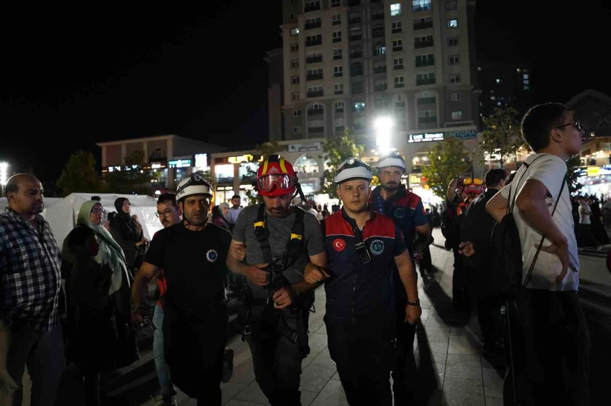 Başakşehir'de kapsamlı deprem tatbikatı: 3 bin kişi tahliye edildi