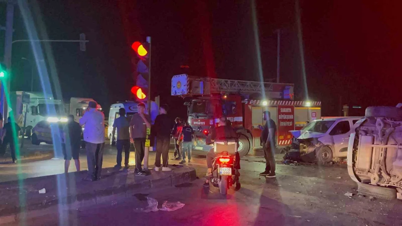 Akyazı'da SUV ile hafif ticari araç çarpıştı: 7 yaralı
