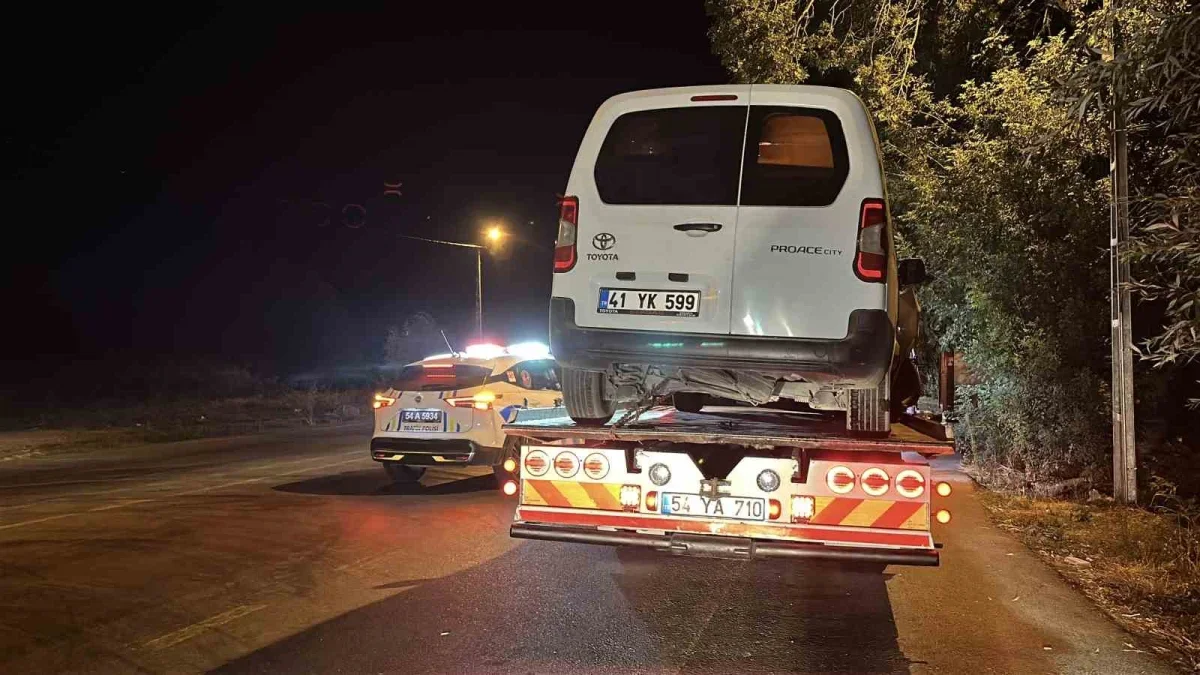 Akyazı'da SUV ile hafif ticari araç çarpıştı: 7 yaralı