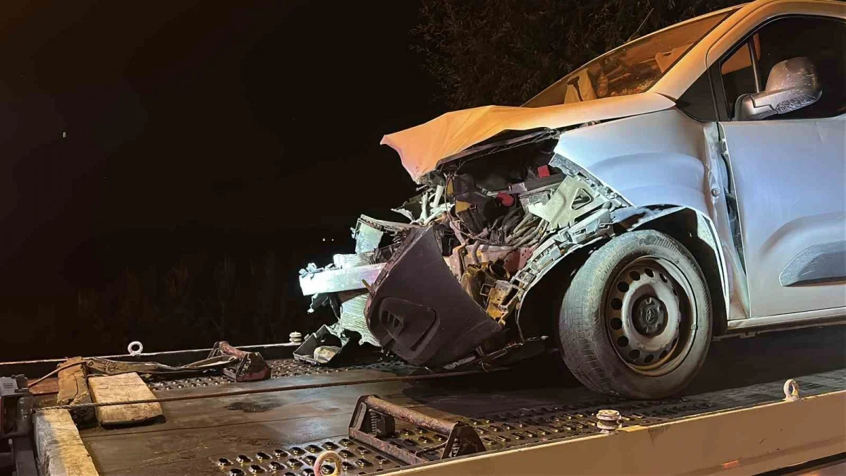Akyazı'da SUV ile hafif ticari araç çarpıştı: 7 yaralı