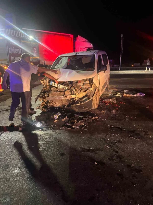 Akyazı'da SUV ile hafif ticari araç çarpıştı: 7 yaralı