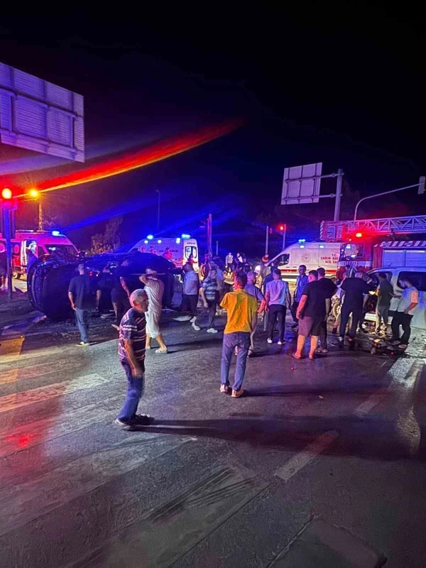 Akyazı'da SUV ile hafif ticari araç çarpıştı: 7 yaralı