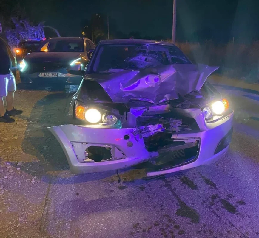 İnegöl'de otomobil ile motosiklet çarpıştı: 1 ağır yaralı