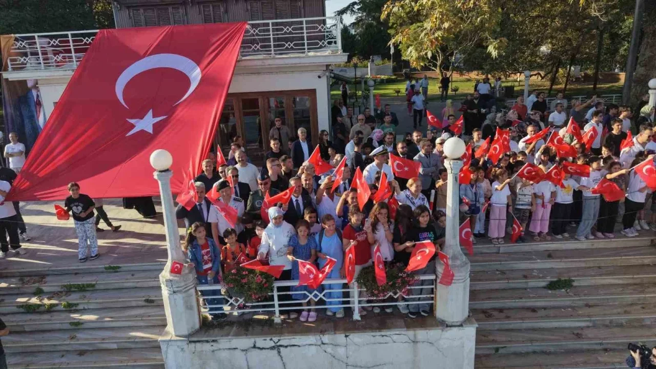 TCG Anadolu ve TCG Heybeliada Yalova'da vatandaşları selamladı