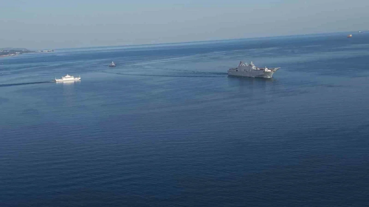 TCG Anadolu ve TCG Heybeliada Yalova'da vatandaşları selamladı