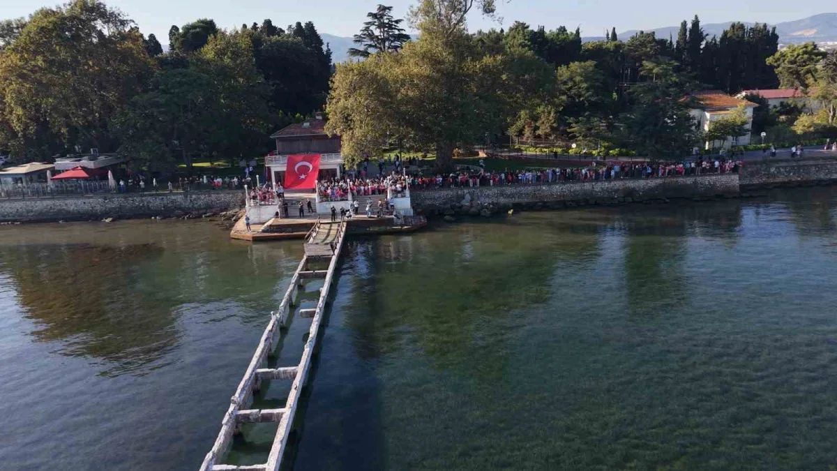 TCG Anadolu ve TCG Heybeliada Yalova'da vatandaşları selamladı