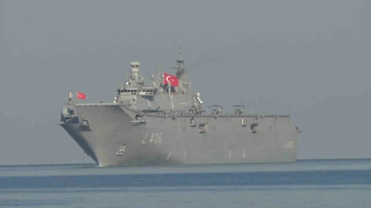 TCG Anadolu ve TCG Heybeliada Yalova'da vatandaşları selamladı