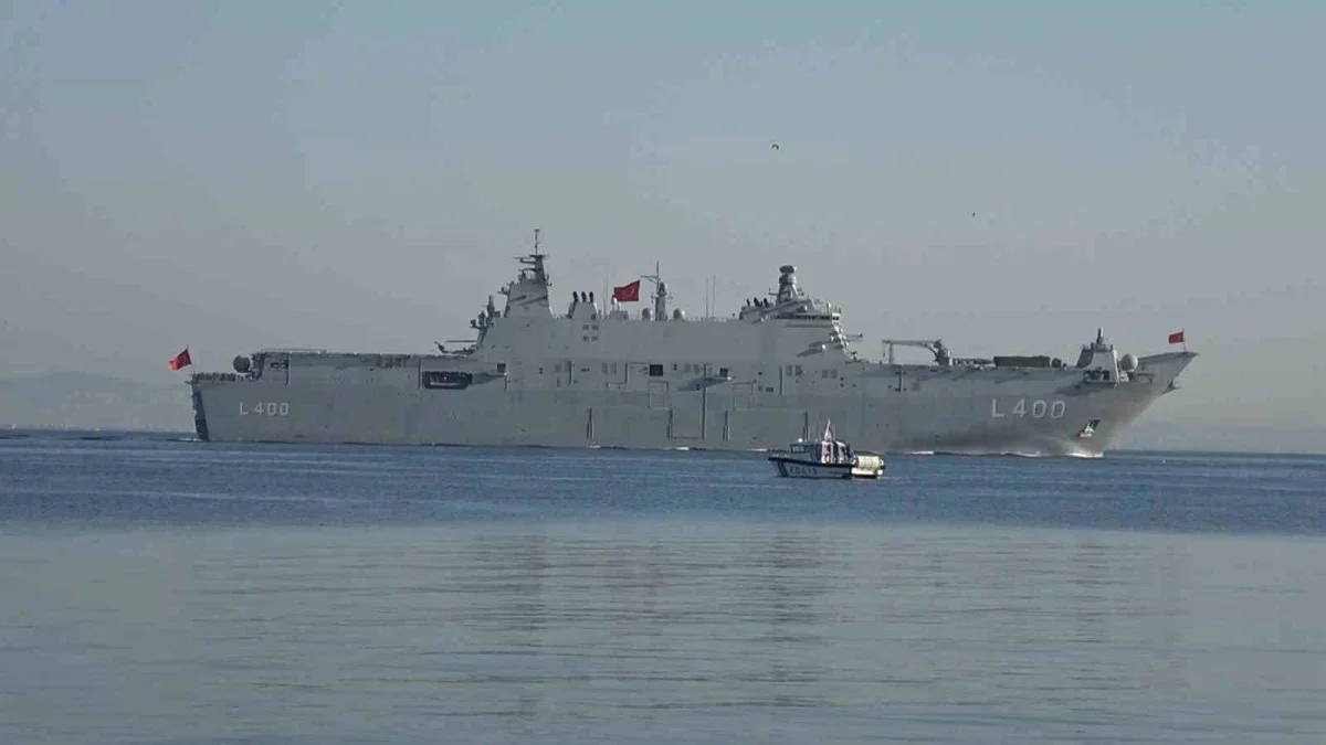 TCG Anadolu ve TCG Heybeliada Yalova'da vatandaşları selamladı