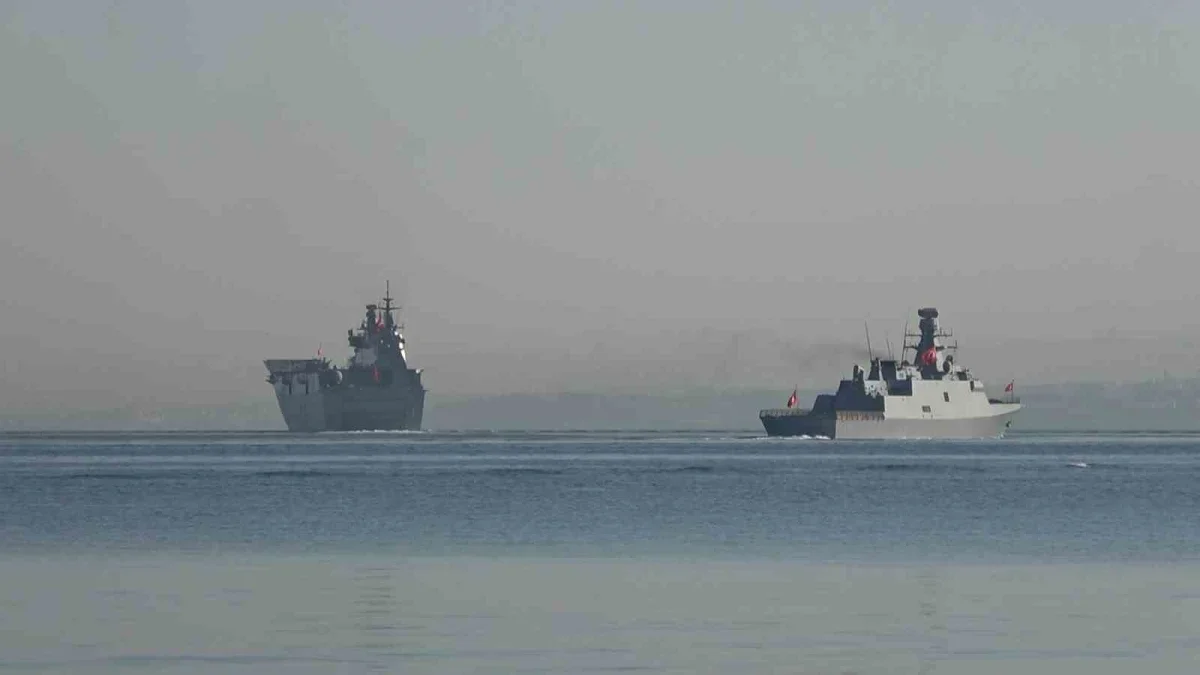 TCG Anadolu ve TCG Heybeliada Yalova'da vatandaşları selamladı