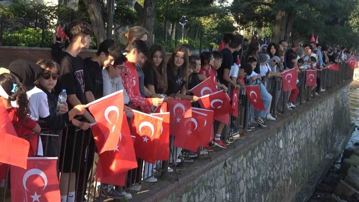 TCG Anadolu ve TCG Heybeliada Yalova'da vatandaşları selamladı