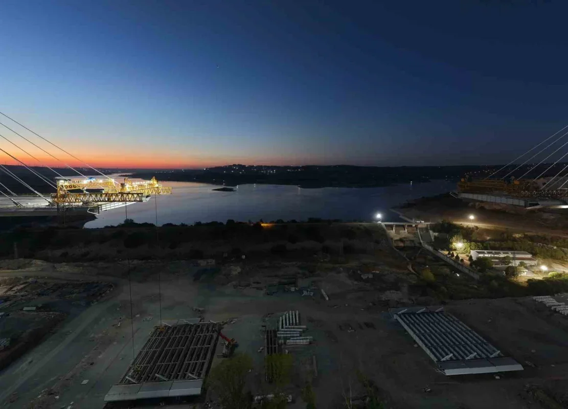 Sazlıbosna Köprüsü'nde 250 tonluk dev tabliye operasyonu