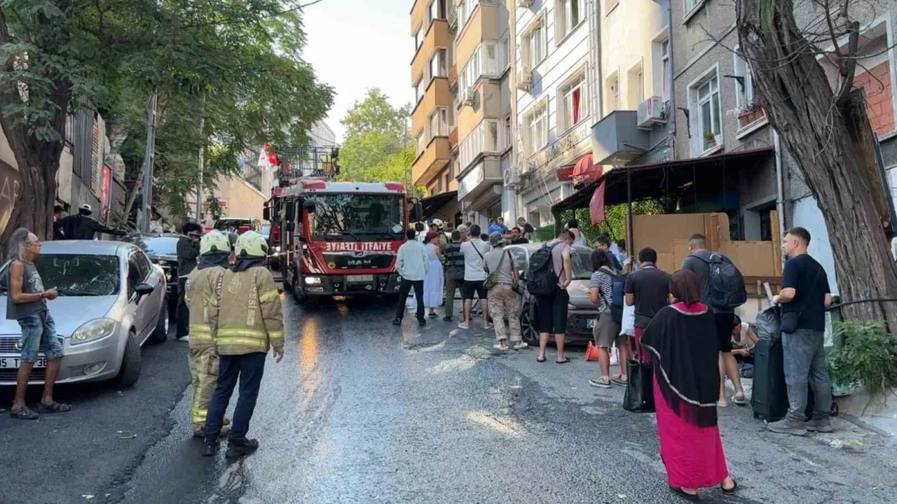 Beyoğlu'nda otel yangını: 17 kişi tahliye edildi