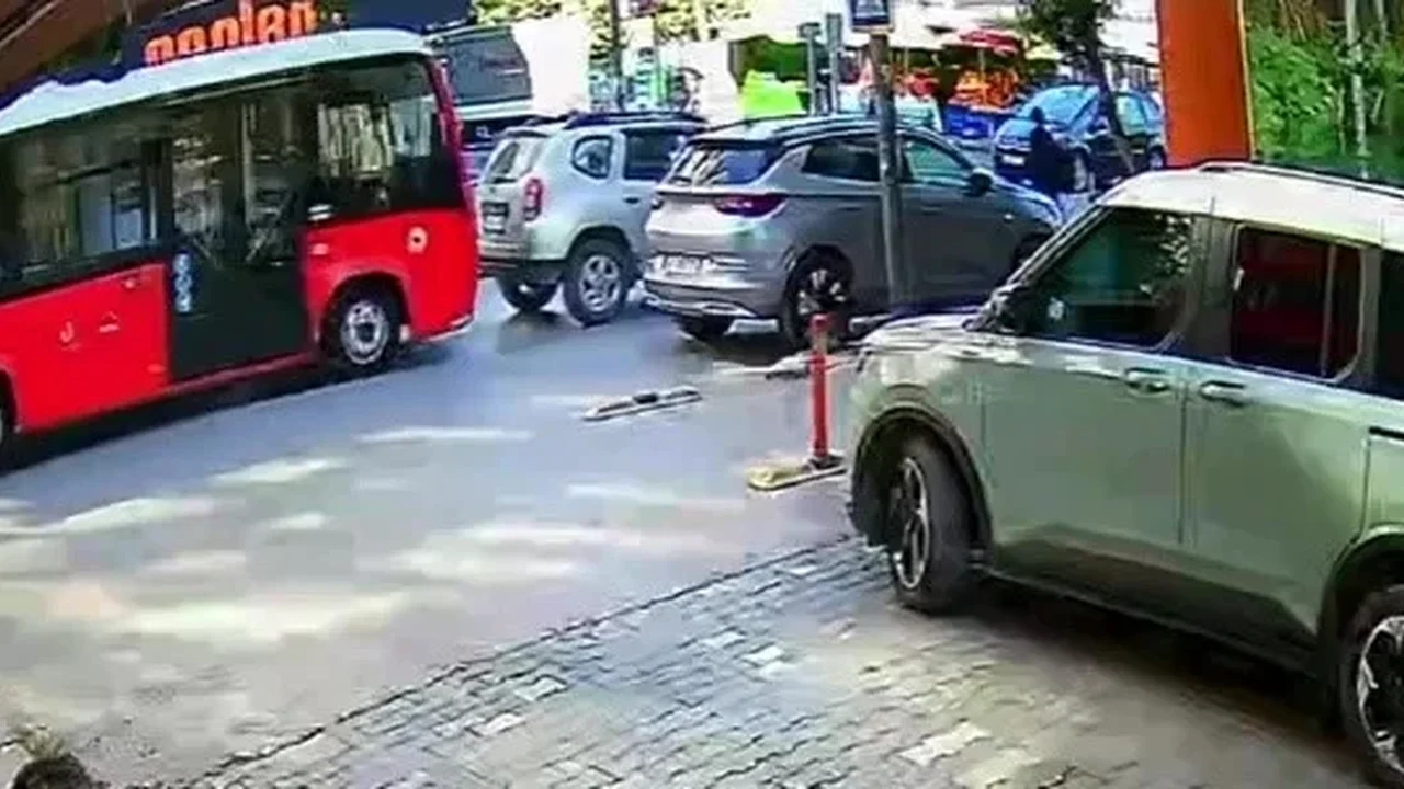 Bandırma'da minibüs, yayaya yol veren otomobile çarptı