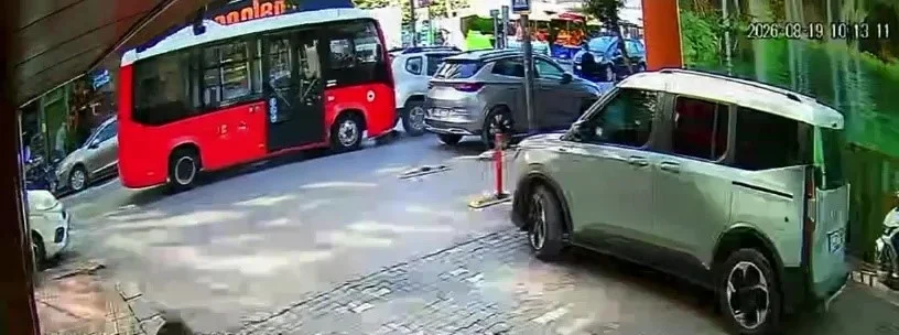 Bandırma'da minibüs, yayaya yol veren otomobile çarptı