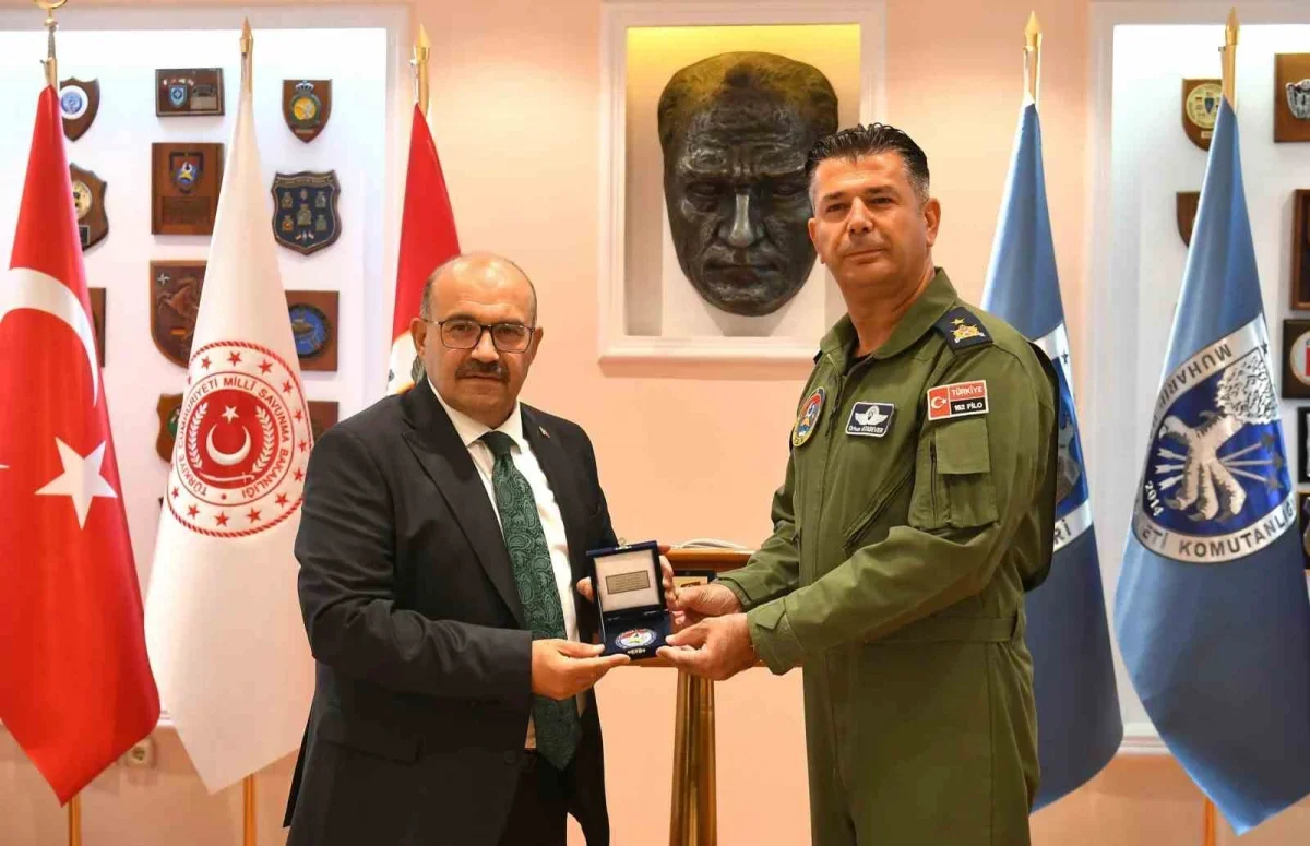 Vali Ustaoğlu Bandırma'da güvenlik ve hizmet temaslarında bulundu