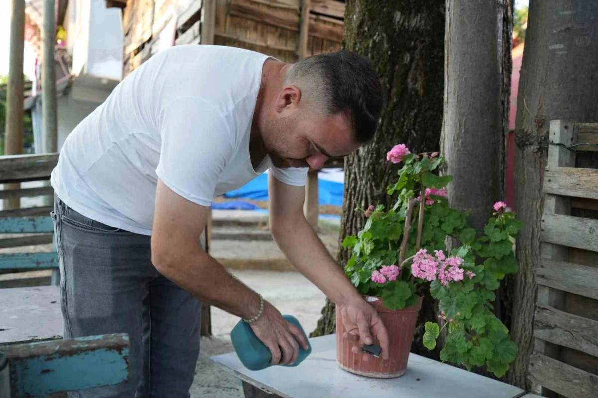 Kocaeli İzmit'te evlerini mıknatısla demir tozundan temizliyorlar